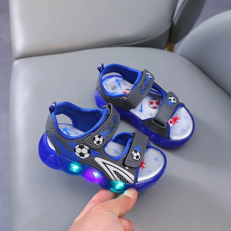 Scarpe da spiaggia per bambini con luce incandescente Sandali con fondo morbido con luce brillante per bambini Scarpe leggere a LED per bambini