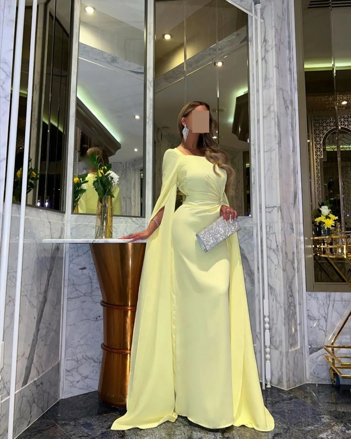 فساتين سهرة طويلة برقبة مربعة مخصصة 2025 فستان حفلات نسائي أصفر أنيق بأكمام طويلة مطوي فساتين لحضور الحفلات الموسيقية طول الأرض