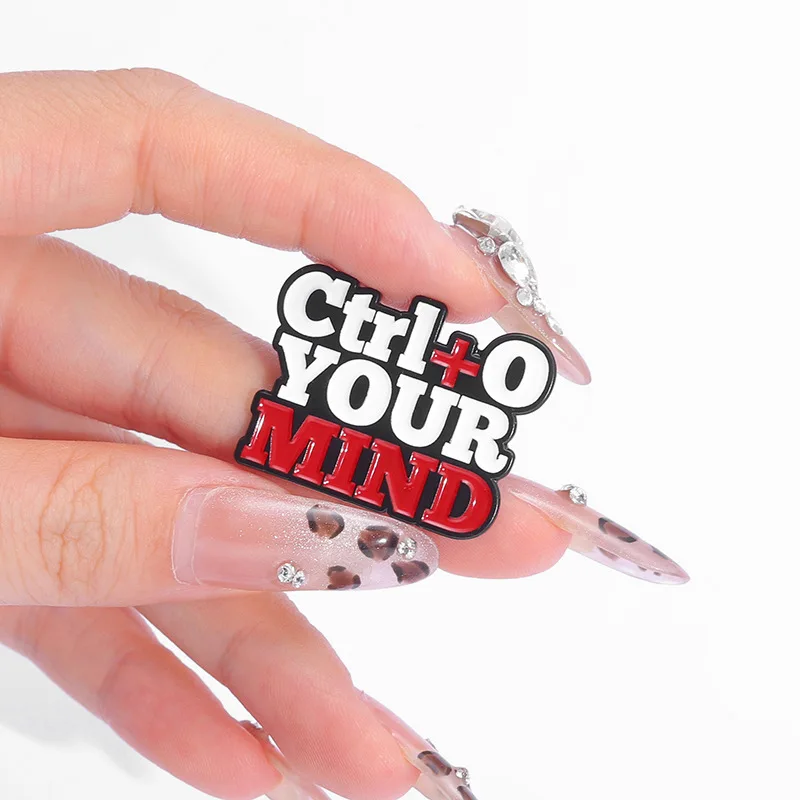 Kreatywne przypinki broszki z literami klawiatury Nie zapomnij o skrótach Ctrl Plus S Design z twardą emalią ze stopu metalu Przypinka do klapy płaszcza Akcesorium Prezent