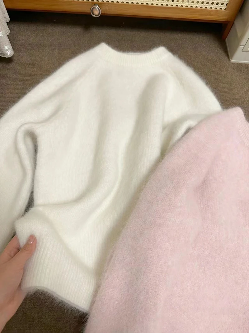 เสื้อสเวตเตอร์ผู้หญิงสีชมพูหวาน สไตล์หลวม นุ่ม สบาย ใส่เป็นเสื้อตัวในได้ เนื้อผ้าถัก ให้ความอบอุ่น เหมาะสำหรับฤดูใบไม้ร่วงและฤดูหนาว คอกลม แขนยาว