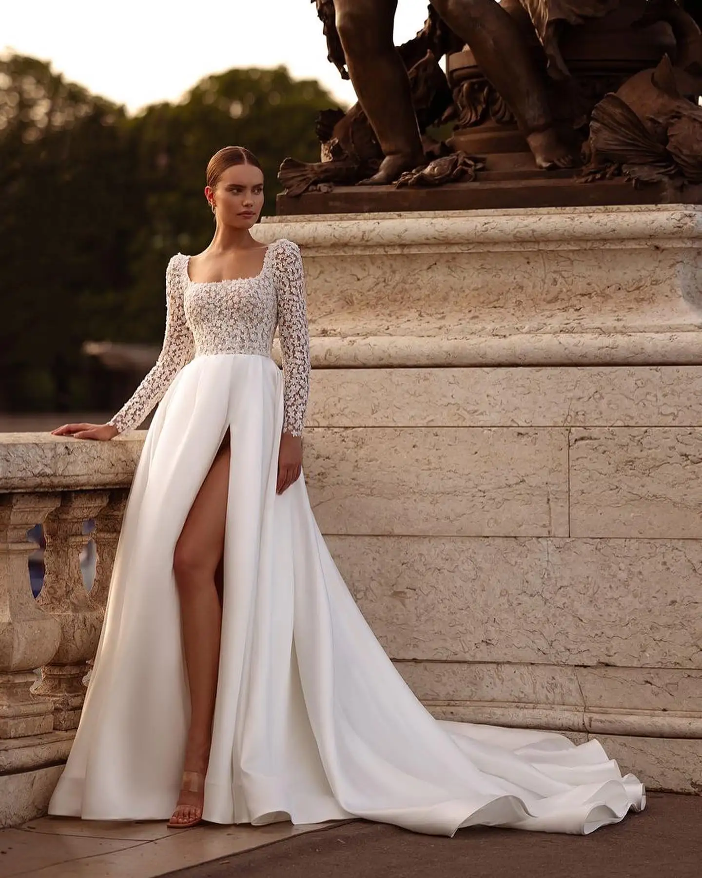 Elegante Brautkleider mit quadratischem Ausschnitt und langen Ärmeln, voller Spitze, Boho-Strand-Brautkleid mit seitlichem Schlitz, nach Maß 2025, Rode De Morrie