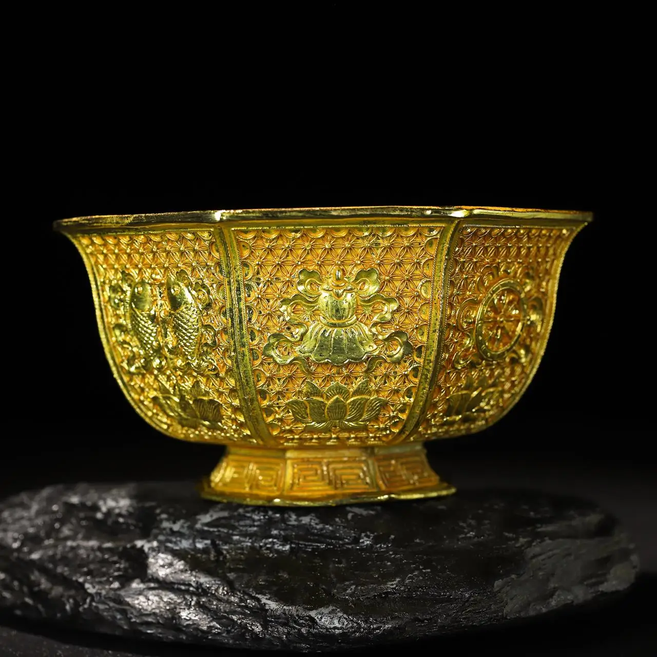 

Chinese Pure Bronze Gilt Octagonal Bowl With Exquisite Patterns, Height 6.5CM, Width 11CM, Weight Approximately 430 Grams