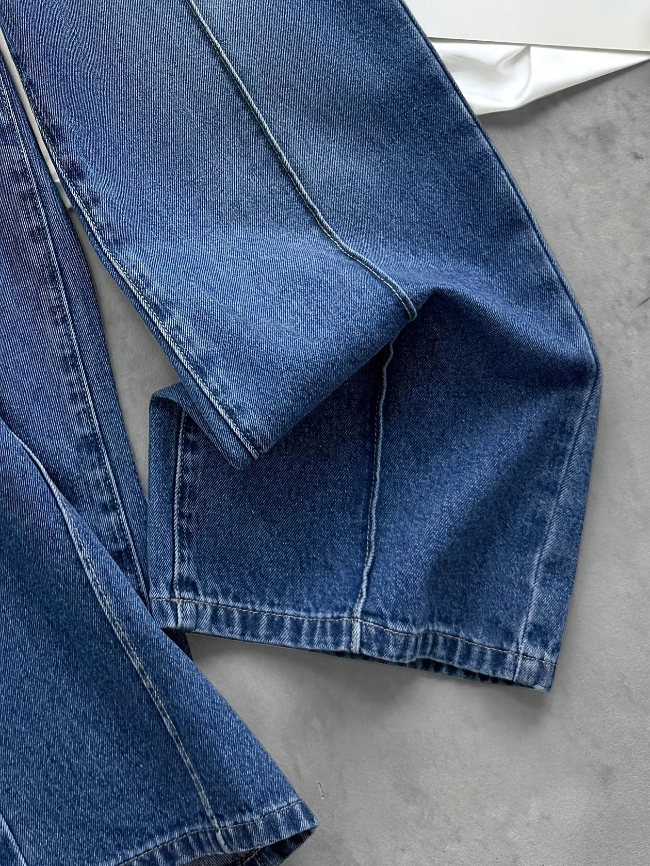 Bequeme Mädchen-Jeans mit elastischem Bund, weiche, dehnbare Denim-Hose mit weitem Bein und Schleife für die Schule und den Alltag – Detail 5
