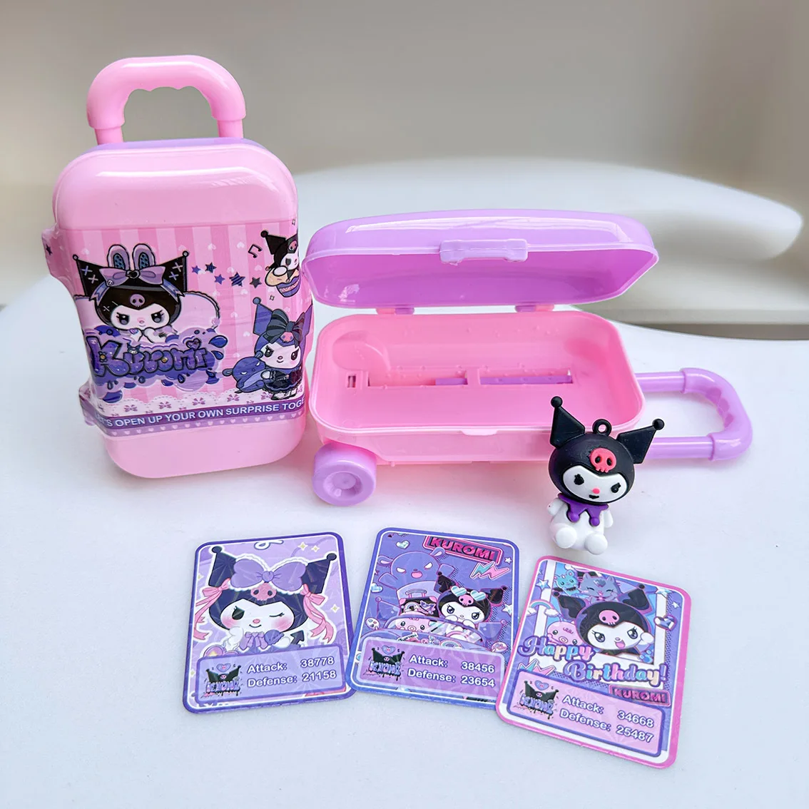 Kolekcje ekskluzywne w formie walizek-niespodzianek, breloczków, zawieszek i biżuterii, dostępne tylko na transgraniczne zakupy.