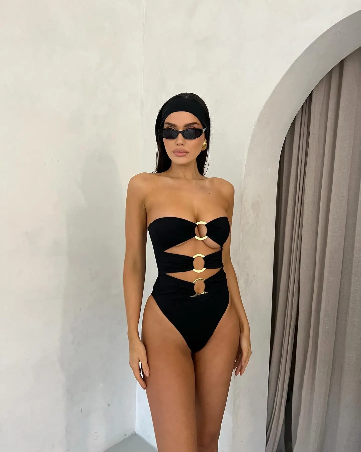 2025 nuevo traje de baño negro elegante de una pieza, traje de baño para mujer, detalles de anillo de Metal, perfecto para vacaciones y vacaciones, ropa de playa femenina