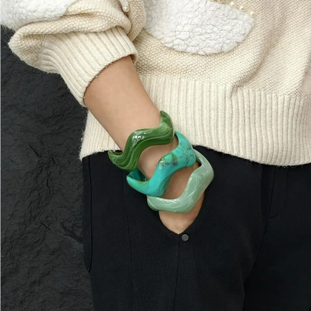 

Personalized New Trendy Wavy Acrylic Bangle Russia Style Simple Blooming Design Exaggerated Bangle Simple Multi-color Wrist Ring