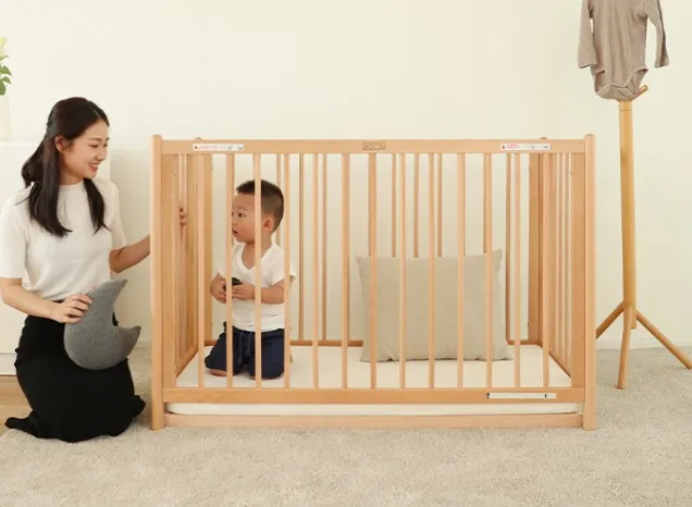 Berço familiar minimalista em madeira maciça no quarto