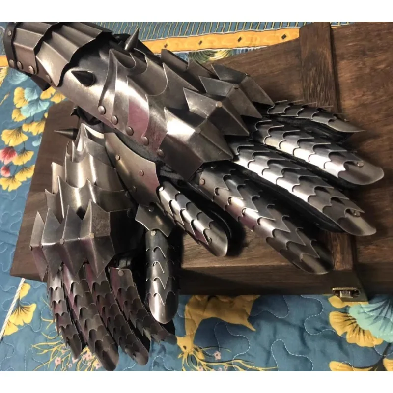 

The Lord of The Rings Sauron Knights Cosplay Props Wearable Full Metal Sauron Gloves Figurines Model Costume Anime Party Props