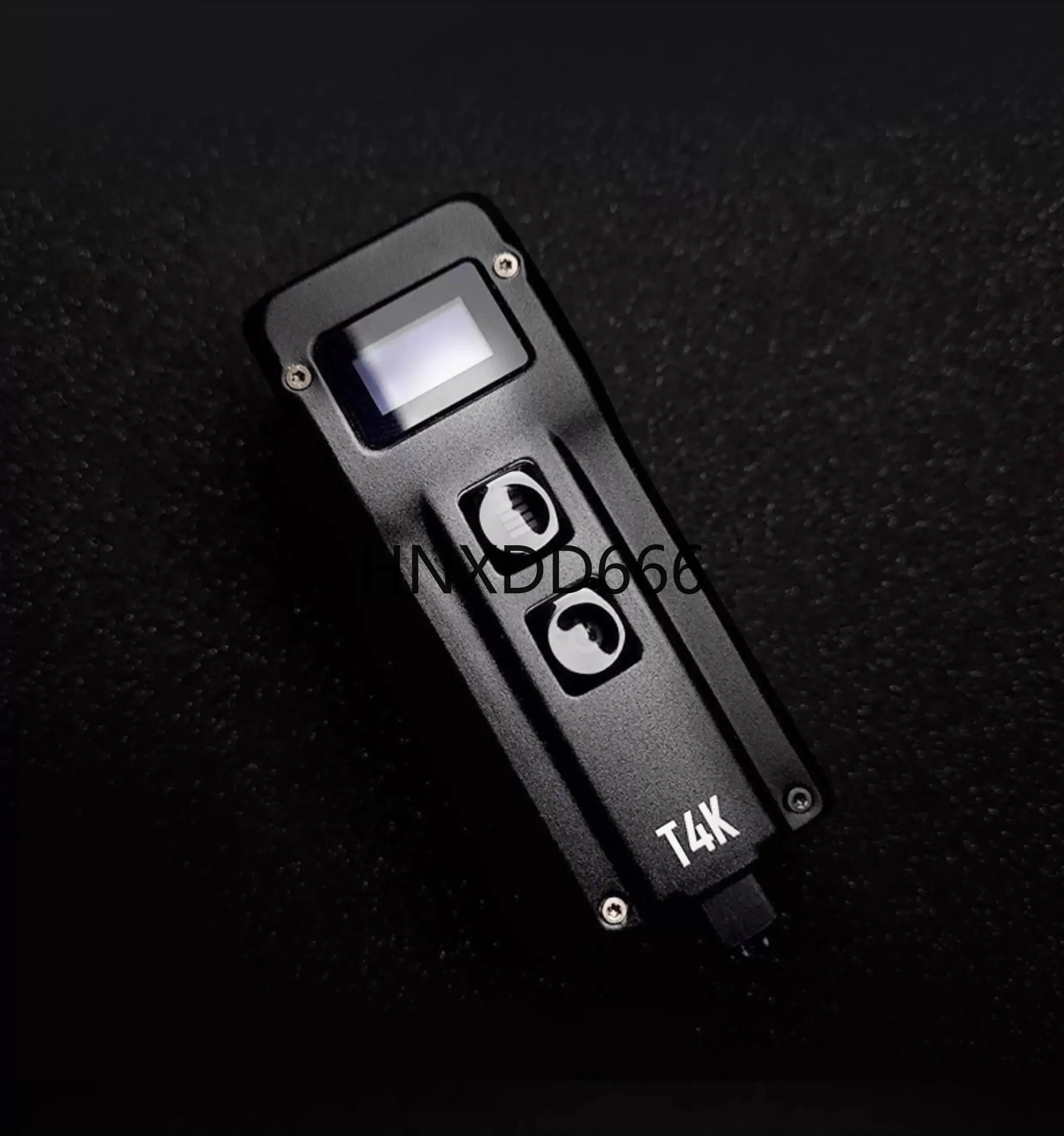 Mini keychain light, bright light flashlight, bright metal portable flashlight.