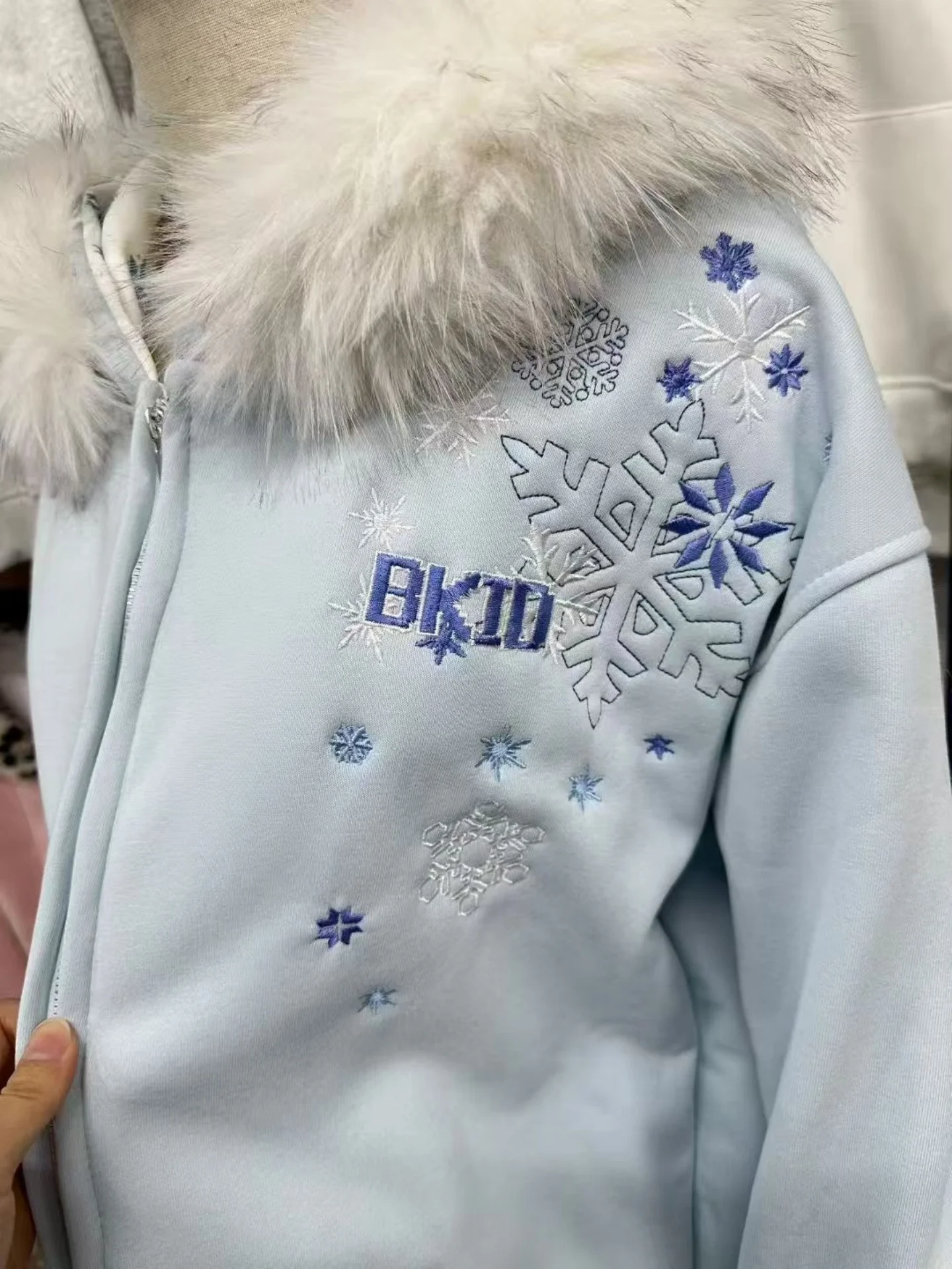 

Winter New Hooded Snowflake Embroidery Sweatshirt Women Anti-Aging Slimming Versatile Fleece Lined Thickened Fur Collar Jacket