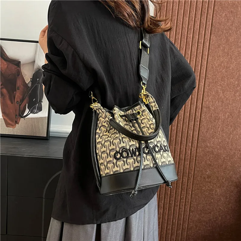 

Premium Women's Shoulder Bag, Leather Crossbody Messenger Bag, Classic Design for Ladies, Luxury Brand