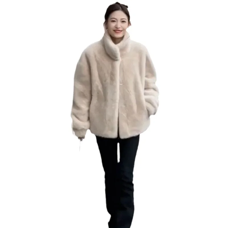 معطف فرنسي أنيق من الفرو الصناعي بلون سادة وناعم ومريح وعصري ولطيف وكلاسيكي للتنقل وتاريخ بسيط وياقة واقفة