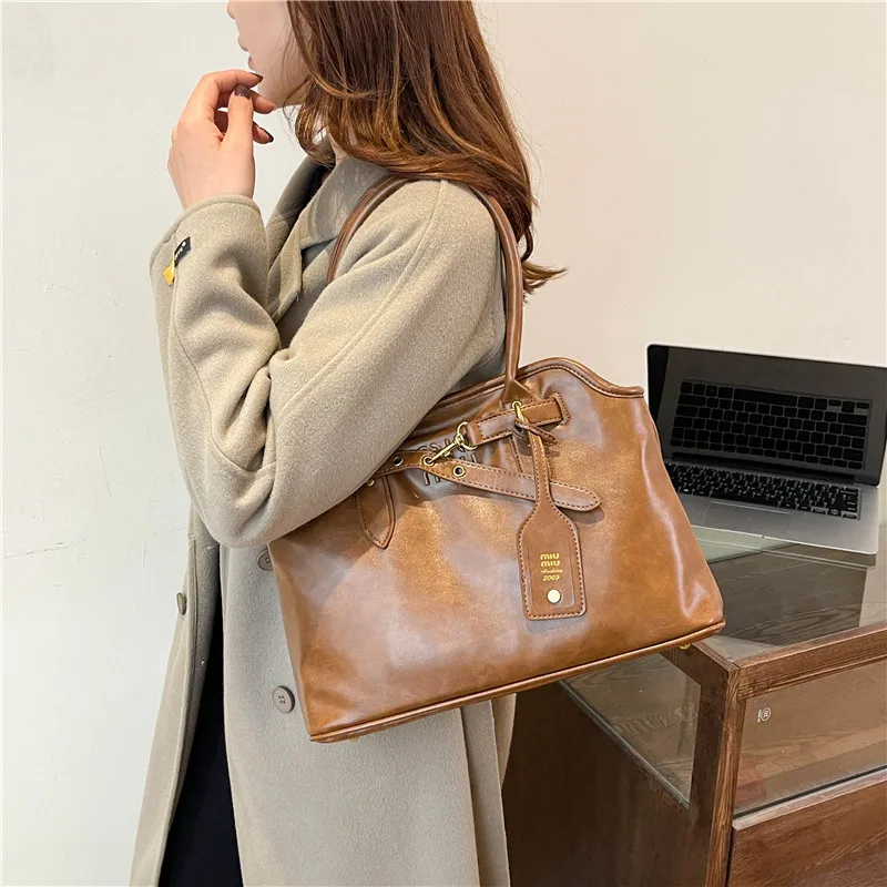 กระเป๋าเป้สะพายหลังหนังคลาสสิกหรูหราสําหรับนักช้อปหรูหราผู้ชายและผู้หญิงพร้อมการออกแบบโลโก้ตัวอักษรสีทึบ