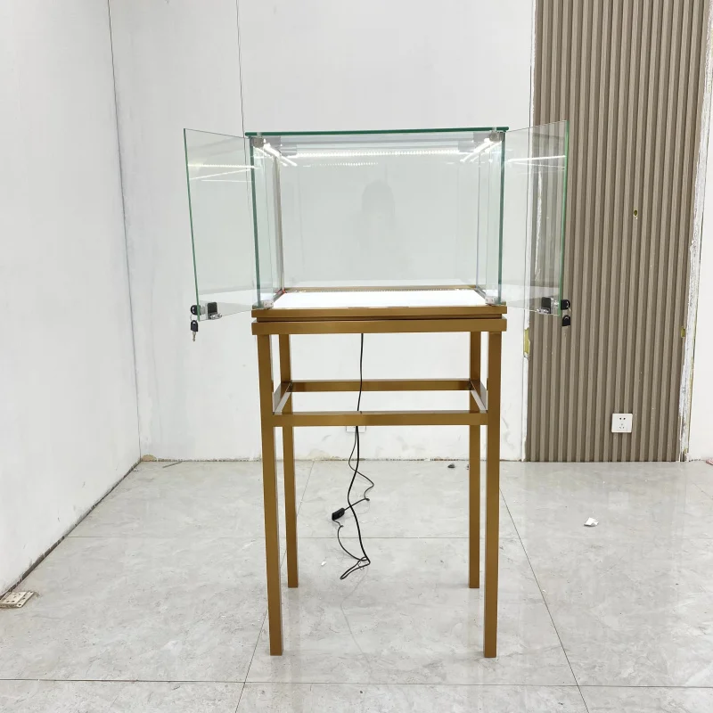 

Элитный стеклянный витринный шкаф для ювелирных изделий с откидными стеклянными дверцами, LED-подсветкой и запираемой конструкцией.