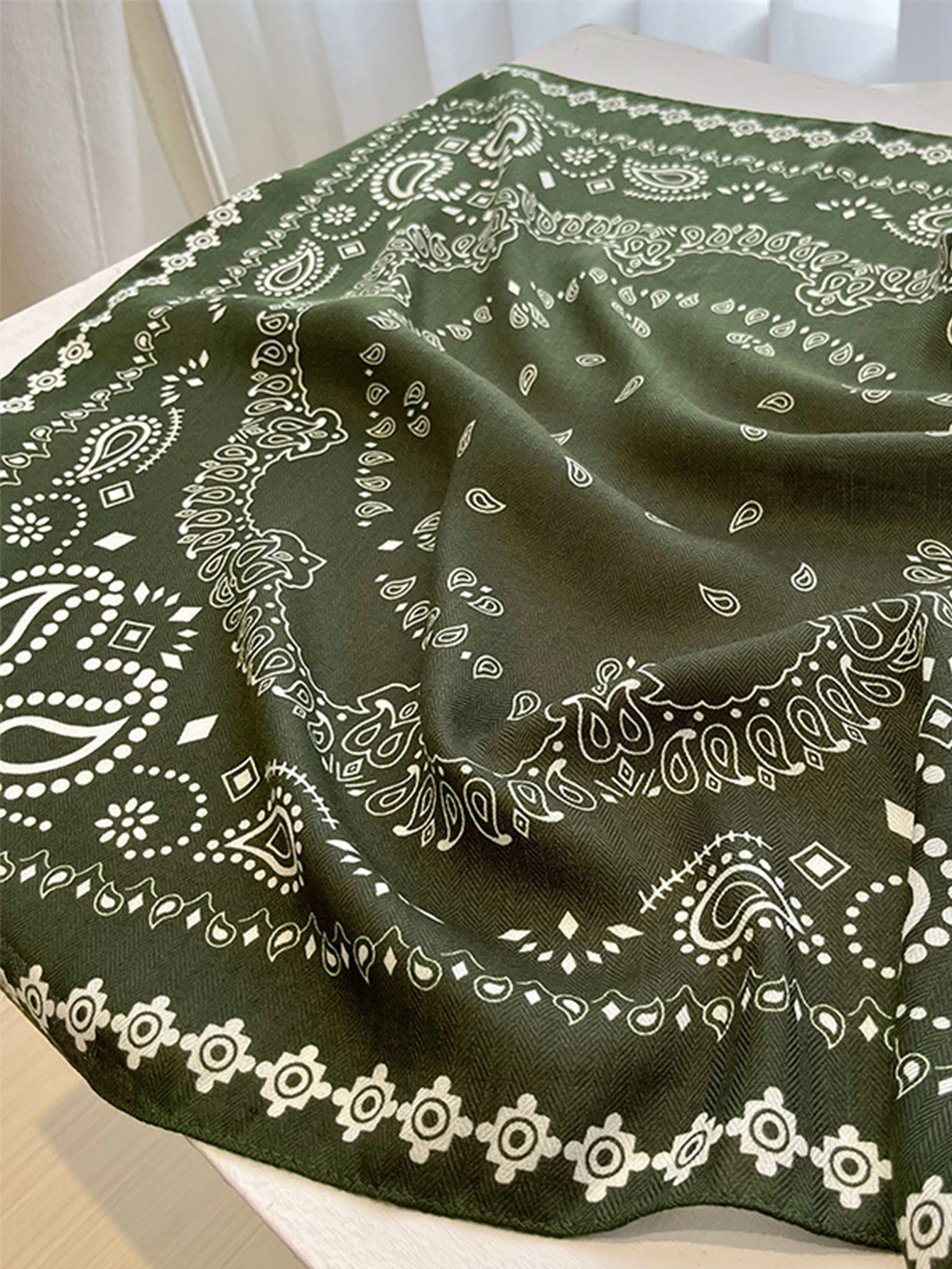70 cm quadratischer Schal mit Cashew-Print für Damen, atmungsaktiv, Kunstseide, Bandana, luxuriöses weibliches Halstuch, modisches Hijab, Frühling/Sommer – Detail 3