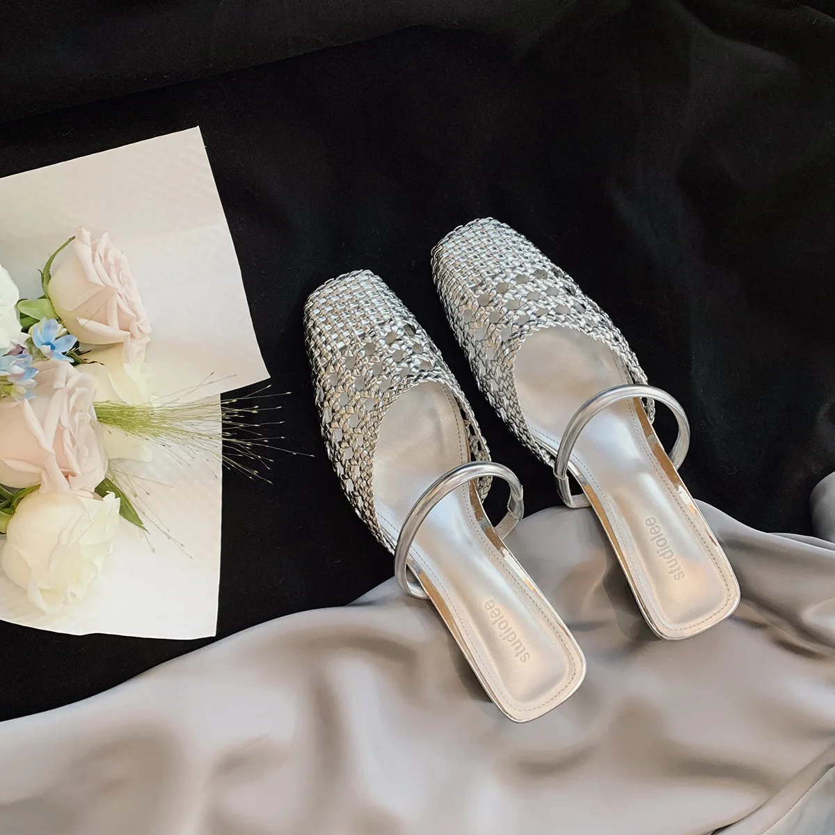 2024 donne francesi punta quadrata scava fuori maglia tacco basso mezze pantofole ragazza moda estate sandalo Sexy