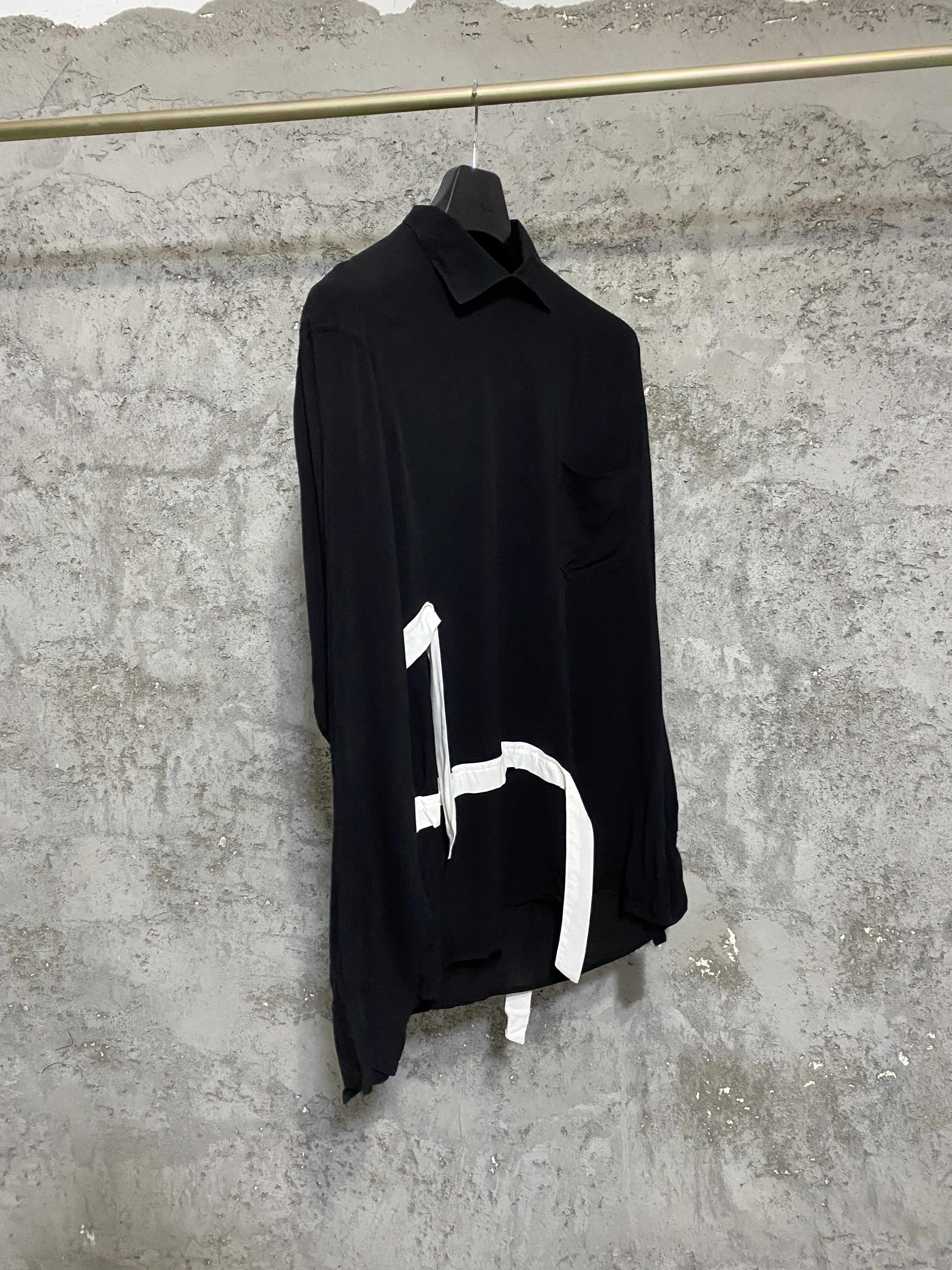This Japanese top-quality fabric belt shirt features a slit ribbon on the back