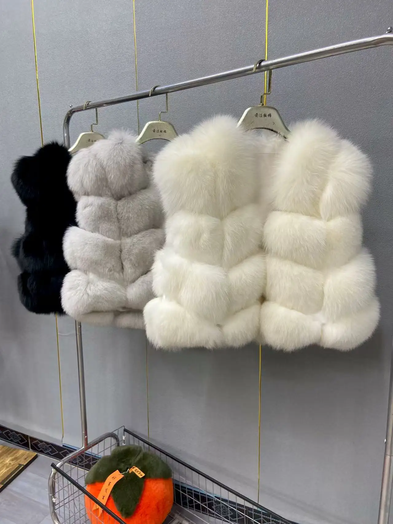 2025 Hot Fashion Women Real Fox Fur Vest Sleeveless Gilet Short Natural Fur Jacket