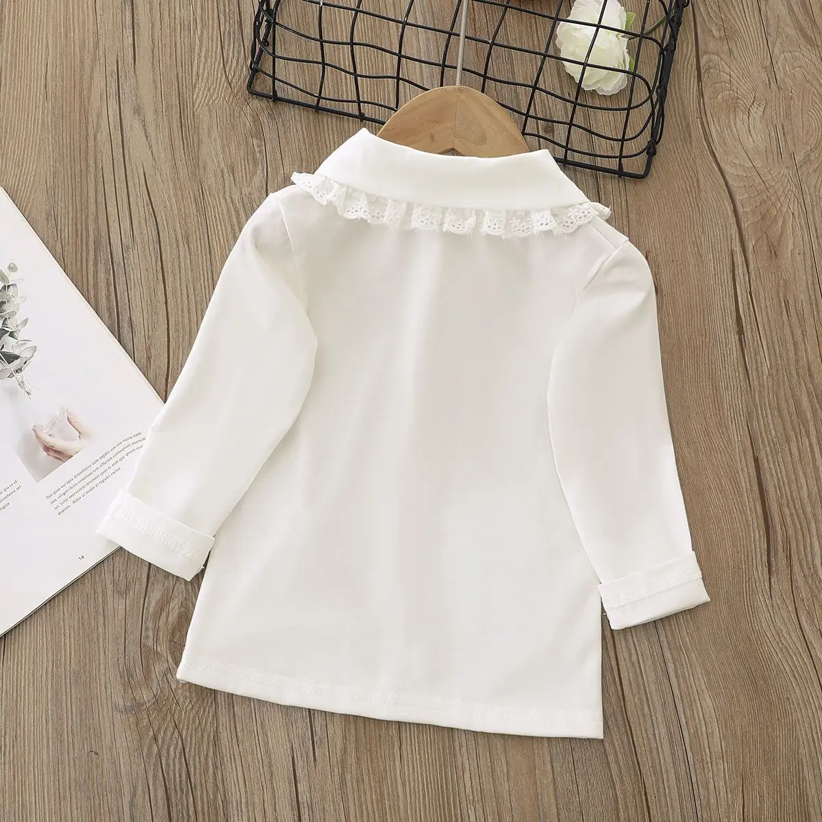 الفتاة دمية طوق قاعدة قميص الربيع والخريف الأطفال الدانتيل التلبيب زر اللؤلؤ قميص النمط الغربي فتاة طويلة الأكمام تي شيرت