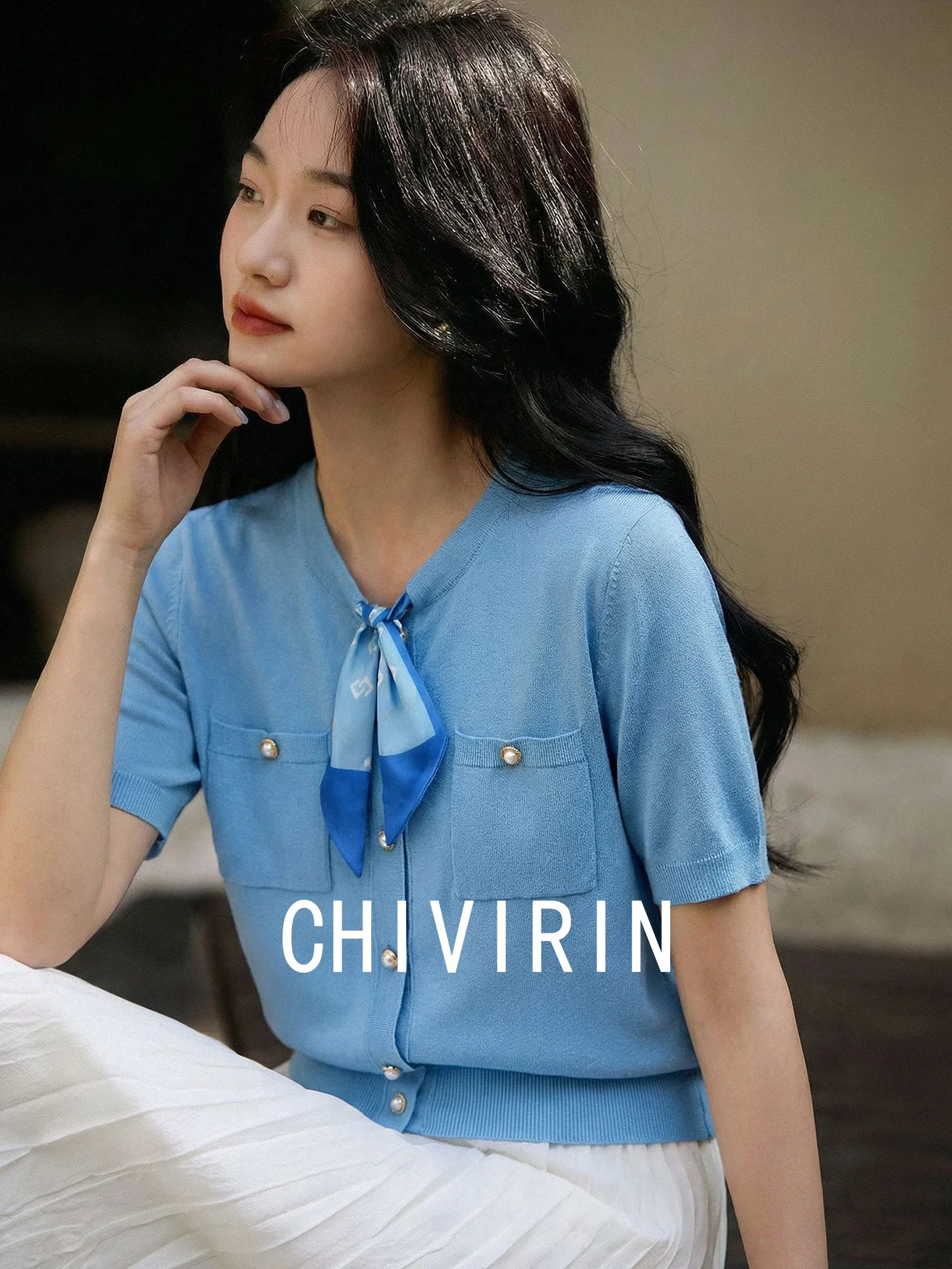 

Синяя вязаная женская футболка с коротким рукавом и воротником-шарфом, летняя новинка 2026 года, элегантная повседневная модель с V-образным вырезом, стандартный крой, размер M