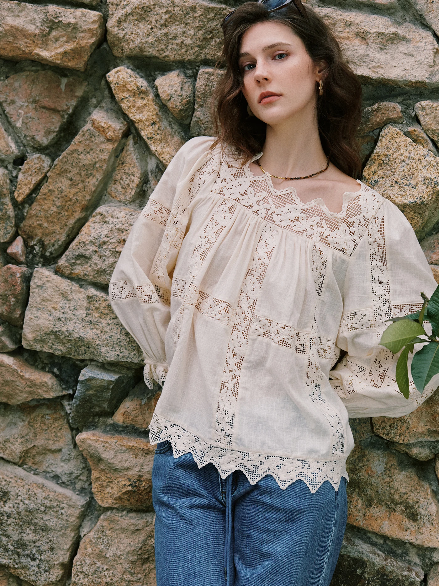 

Рубашка в французском стиле свободного кроя из хлопка с кружевными вставками, рукавами-фонариками и квадратным воротником, женская модная блузка-рубашка