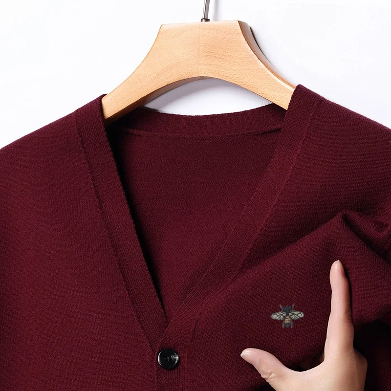 

Лидер продаж, роскошный качественный мужской вязаный кардиган, Новое поступление, мягкое эластичное пальто с v-образным вырезом и принтом пчелы, осенне-зимняя деловая мужская одежда