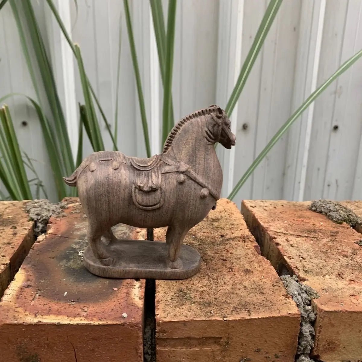 Премиальная статуя лошади династии Тан из агара, красная резьба по сандаловому дереву, украшение ручной работы фэн-шуй для офисного декора, подарок