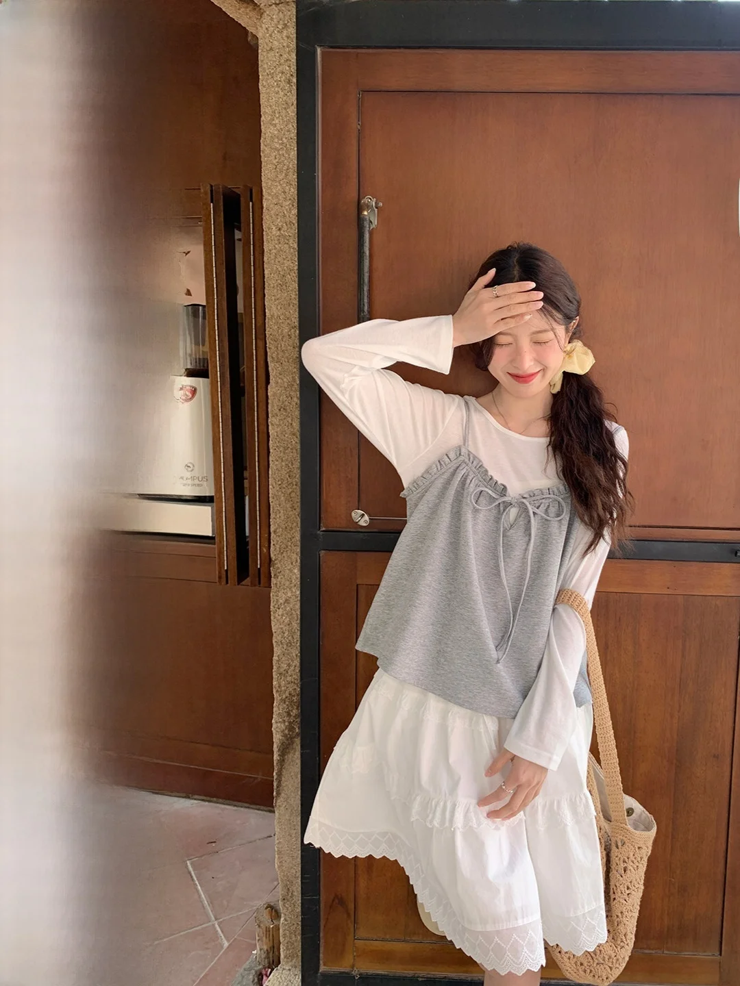 

Комплект из двух предметов: футболка с длинным рукавом и топ с рюшами на бретелях, в корейском стиле, из смесового хлопка и полиэстера.