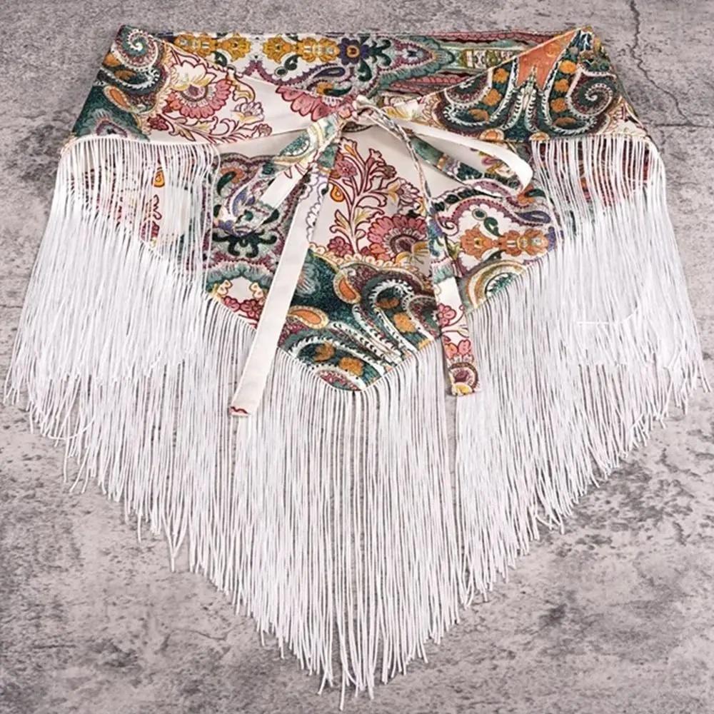 cinto-triangular-Etnico-com-franjas-bordadas-e-estampa-floral-estilo-retro-estilo-spice-girl-millennial