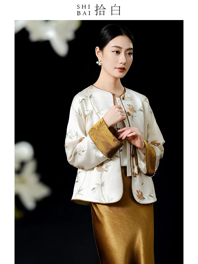 ibai Pi Blanc Nouvelle Veste Chinoise Brodée Motif Fleur de Prunier Couleur Aubergine Surface Satinée Texture Imitation Vinaigre