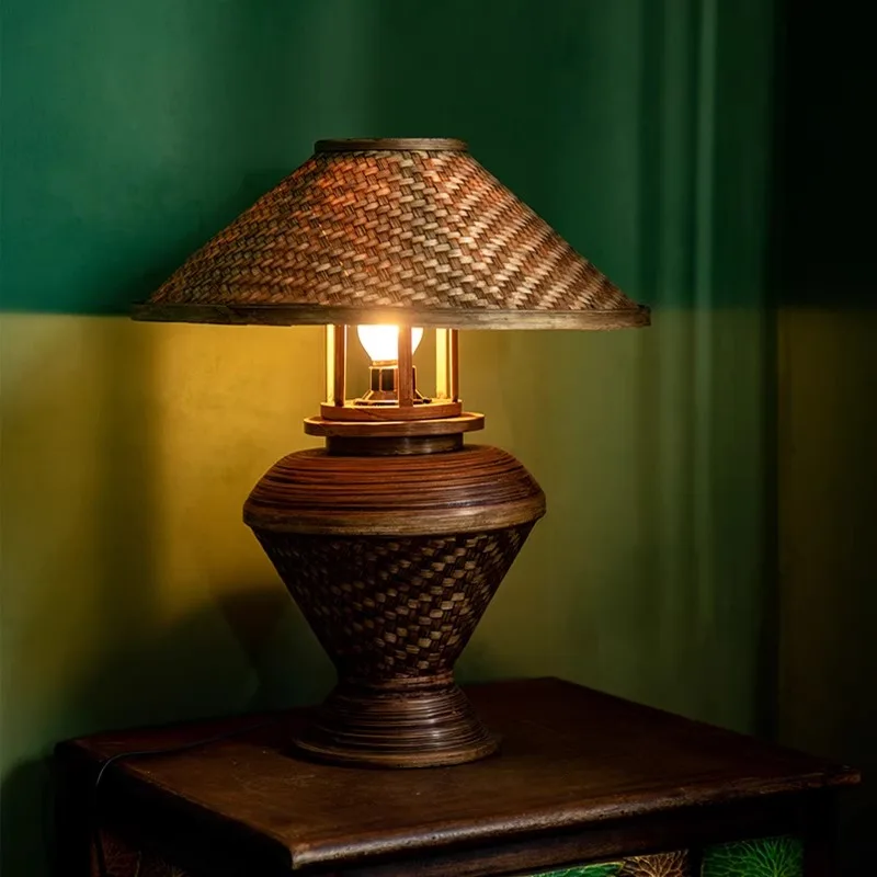 

South East Asia desk lamp, bedroom bedside lamp, creative retro nostalgic hotel club handmade bamboo desk lamp