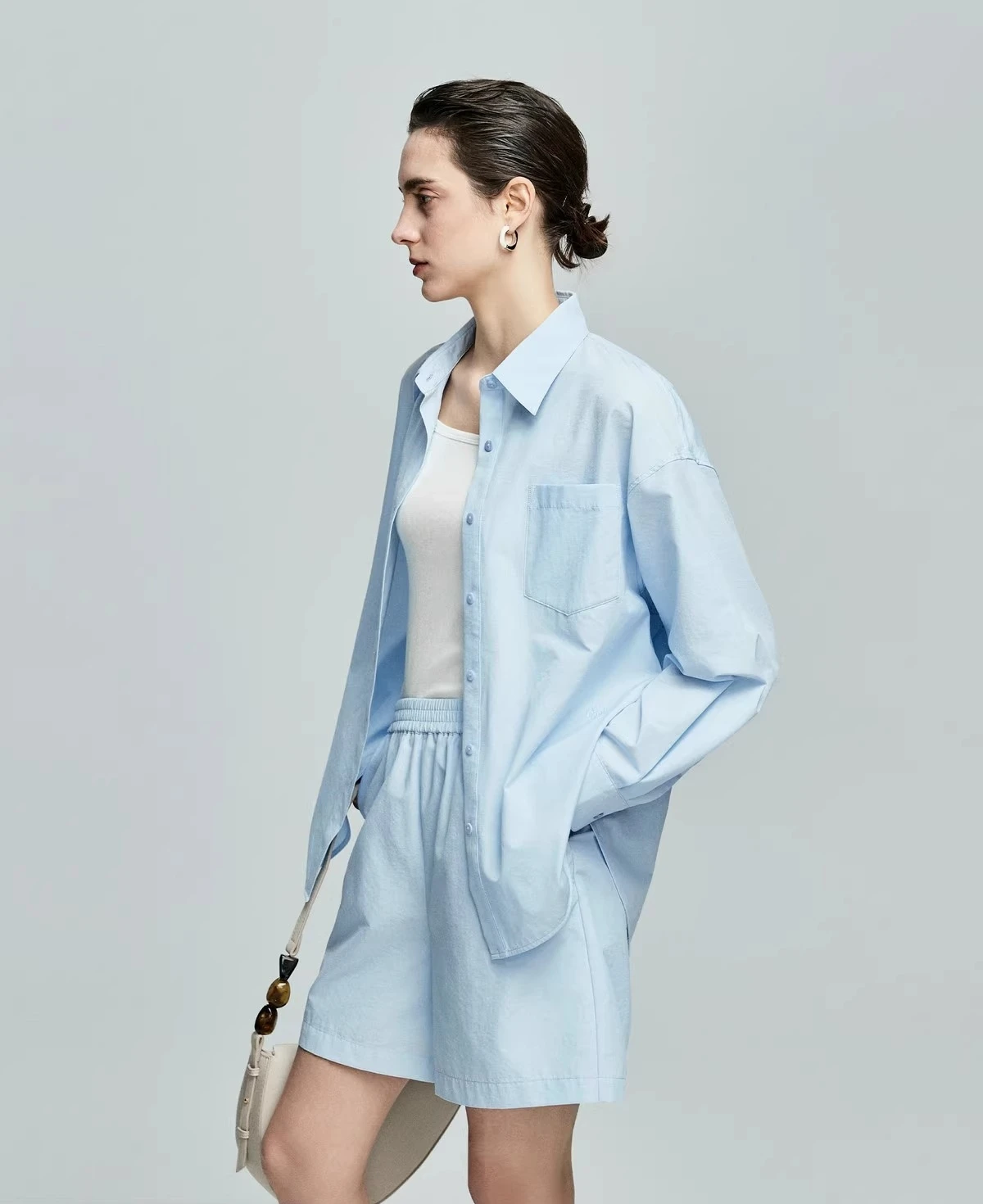 

Рубашка и шорты в ленивом стиле, женский костюм весны 2025 года, новый стиль, голубая рубашка с длинными рукавами и свободной вышивкой.