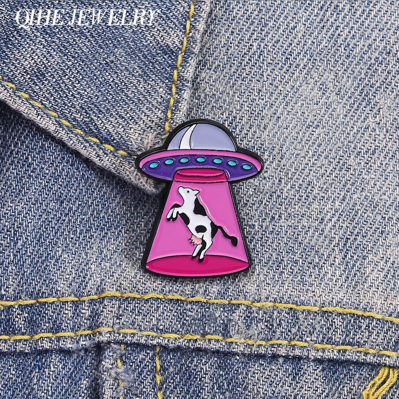 UFO Raumschiff Entführung Kuh Brosche Emaille Pins Lustige Sci-Fi Filme Broschen Rucksack Revers Abzeichen Modeschmuck Geschenk für Freund