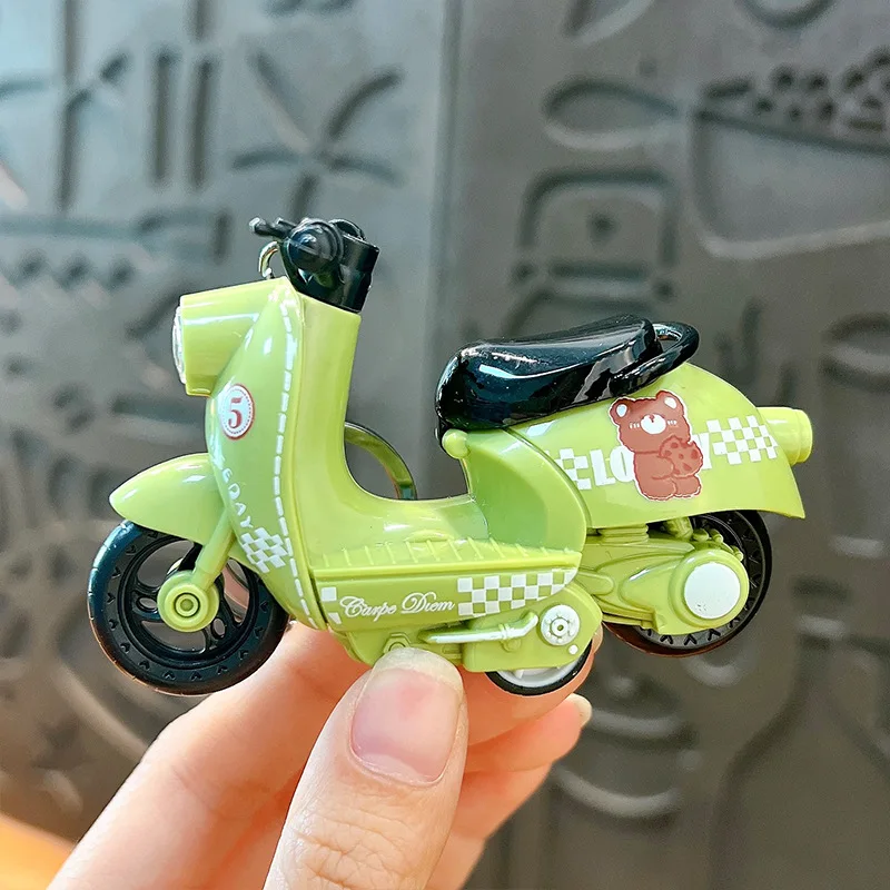 漫画クマバイクおもちゃキーホルダーペンダントクリエイティブかわいいシミュレーションバイクプルバック車のおもちゃ学生おもちゃバッグペンダントギフト