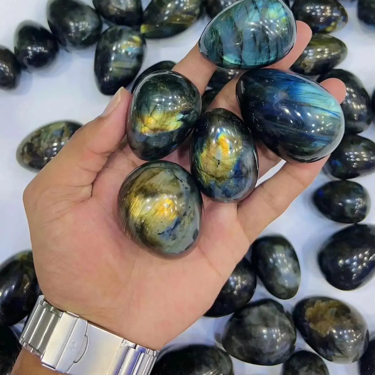 

1pc Flashy Labradorite Crystal Eggs with Rainbow Light Effect, Suitable for Home Decoration, Unique Holiday Gift