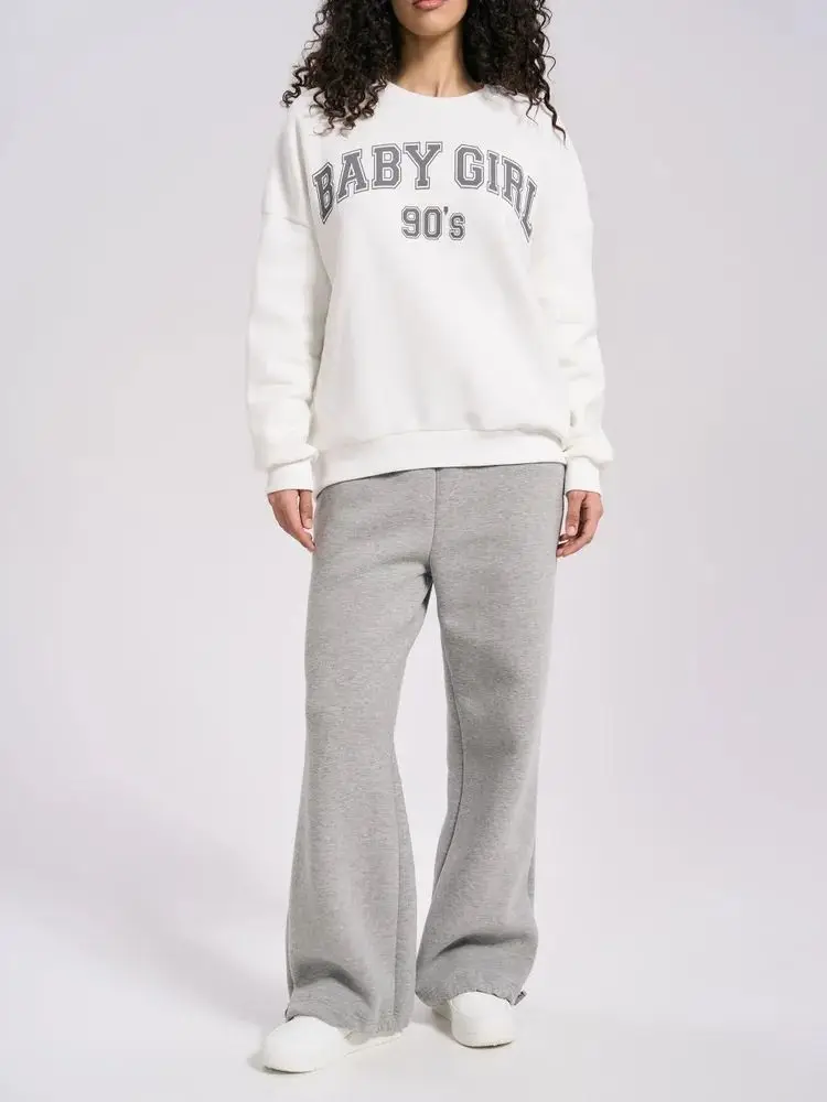 เสื้อสเวตเชิ้ตพิมพ์ลายตัวอักษรผู้หญิงสไตล์ฝรั่งเศส แฟชั่นโอเวอร์ไซส์ทรงหลวม เสื้อแขนยาวสีขาวลำลองสำหรับฤดูใบไม้ร่วง