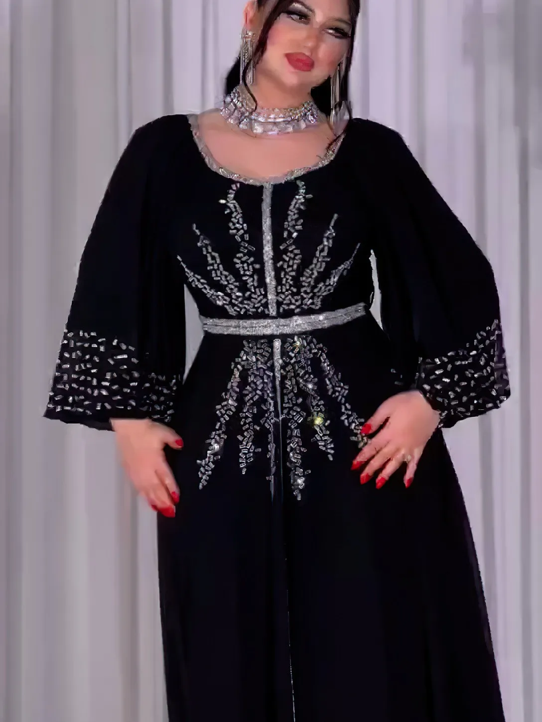 Indonesischer Naher Osten, plissiert, groß, rund, Ne Embellied Chiffon Bubble Sve Dr mit Gürtelkleid, südostasiatische Sl...