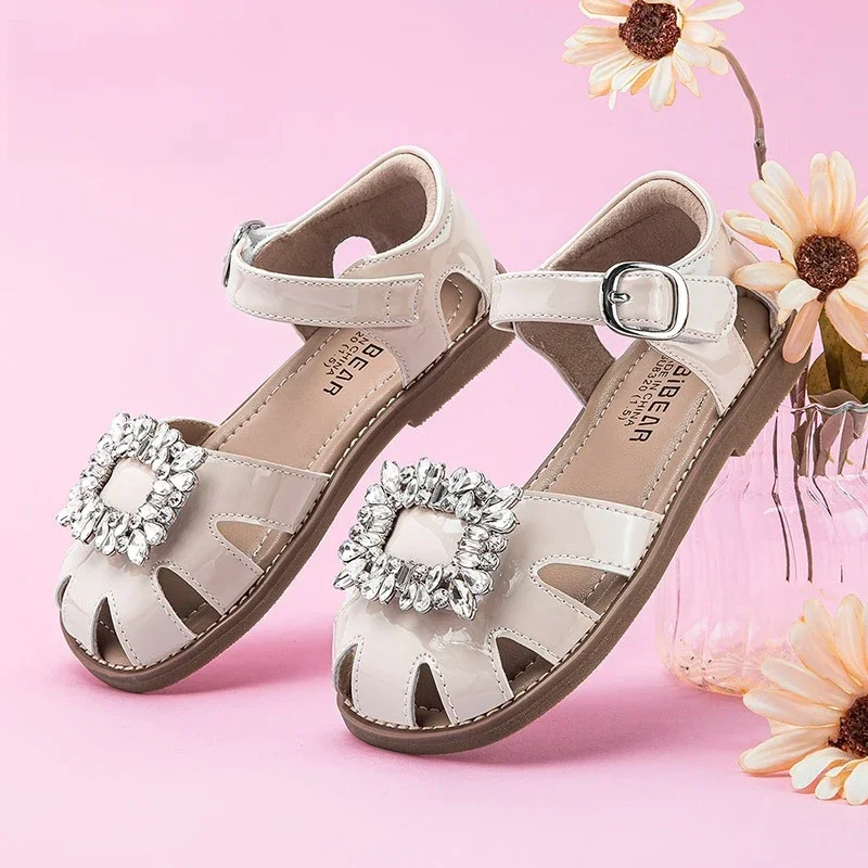 

Элегантные детские шлепанцы из лакированной кожи с кристаллами и бисером, однотонные детские летние туфли на низком каблуке с открытым носком, 26–37 лет, сандалии для девочек