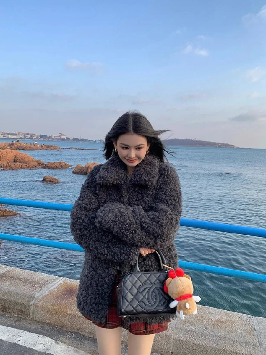 معطف فرو صناعي من الكشمير والمينك للنساء، طويل متوسط، ذو ياقة بولو، فضفاض وسميك، بتصميم شتوي عصري للشارع.