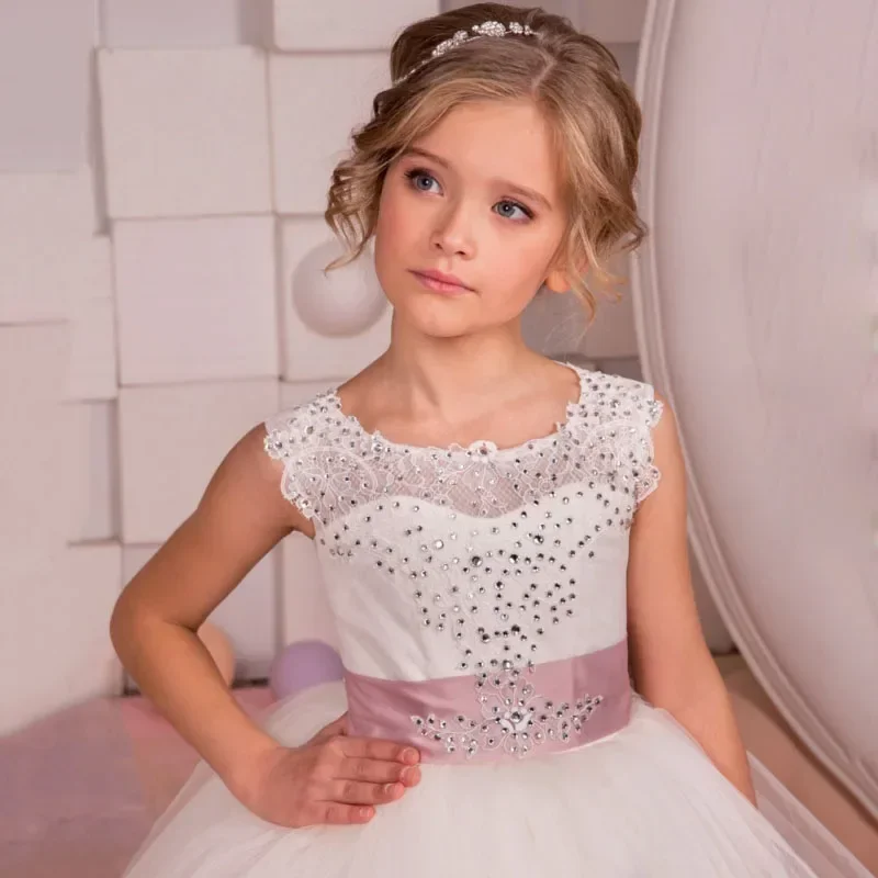 เพชรสีขาวลูกไม้A Ppliquesด้วยโบว์สีชมพูแขนกุดสําหรับงานแต่งงานงานเลี้ยงวันเกิดชุดที่กําหนดเองชุดสาวดอกไม้