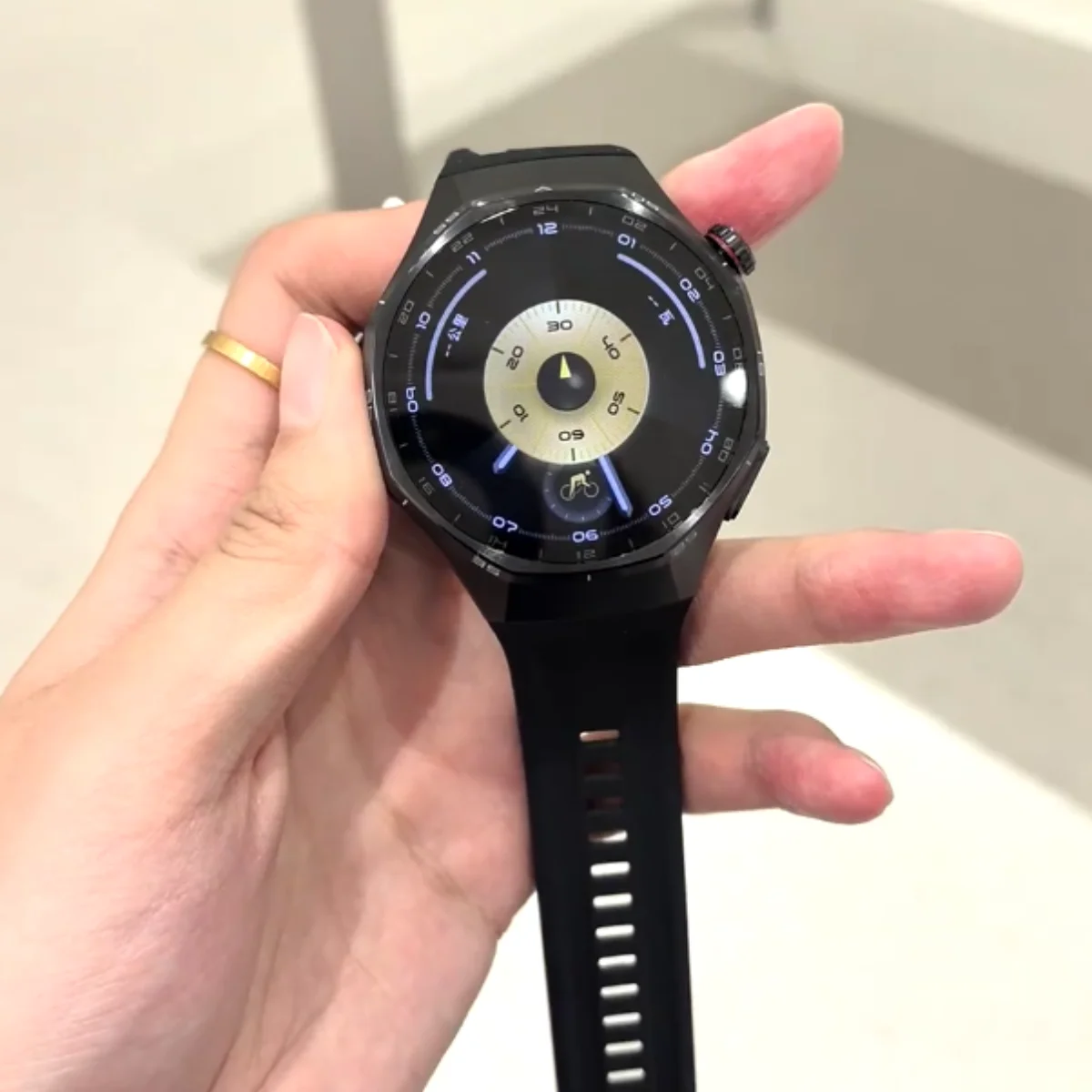 ساعة هواوي GT 6 Pro الإصدار العالمي ساعة ذكية بشاشة AMOLED مقاس 1.47 بوصة عمر البطارية 21 يومًا HarmonyOS 6.0 IP69 NFC iOS وAndroid