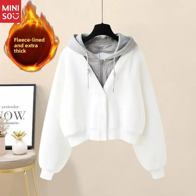 

Miniso 2025 Women's Cropped Hoodie: Plush Fleece Lining, Fake Two-Piece Style for Teen Fashion