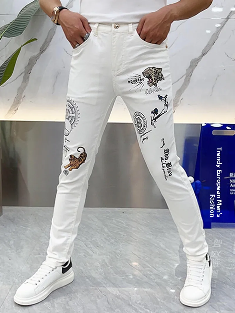 

Fashionable White Denim Jeans for Men with Tiger Rhinestone Print Slim Fit Long Trousers Summer 2025 Trendy Youth Casual Wear