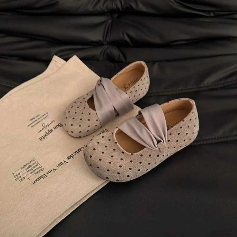 Damen-Ballerinas mit Polka-Dot-Muster, runder Zehenpartie, französischem Retro-Stil, weicher Sohle und gedrehtem Satinriemen, flache Schuhe für den Alltag. – Detail 4