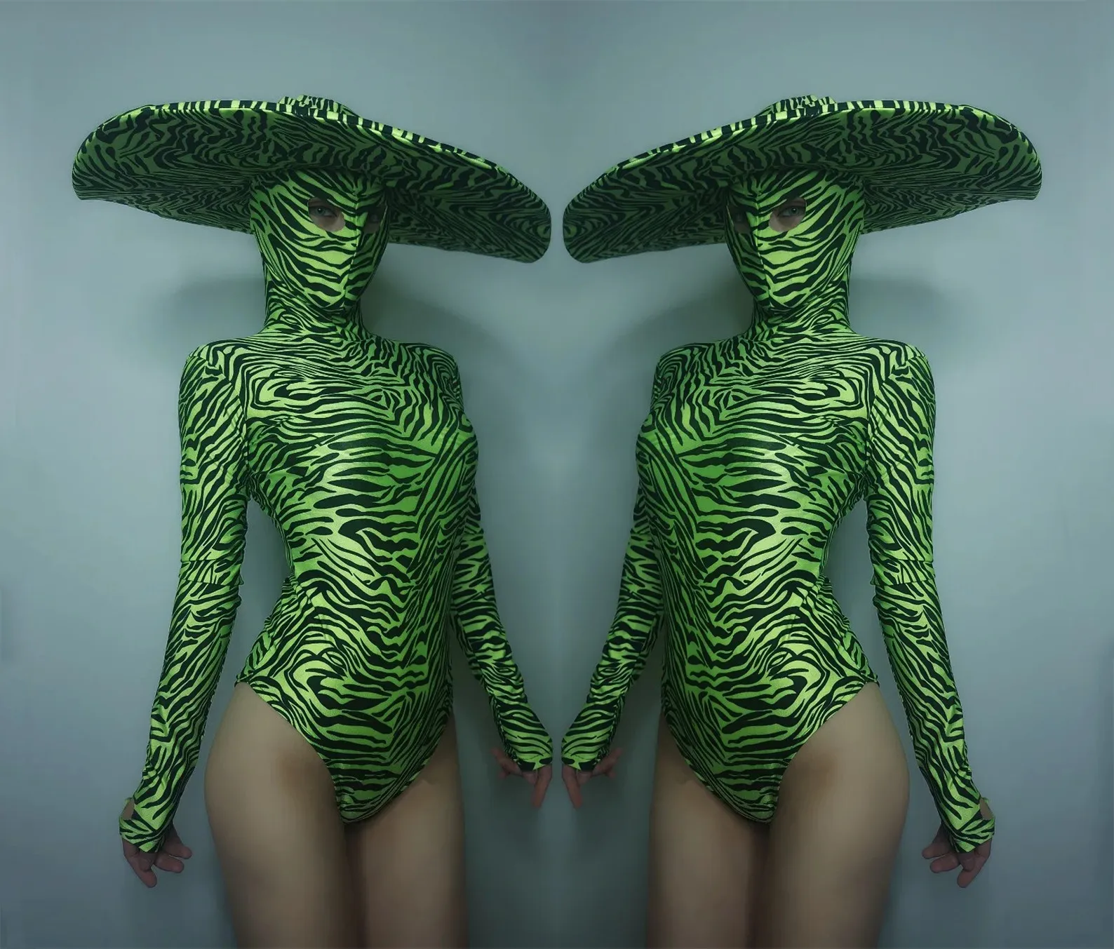 

Зеленый, черный боди в полоску зебры, большая шляпа, сексуальный костюм для ночного клуба, танцовщицы, певицы, сценической одежды, бар, клубной вечеринки, танцевальной команды, костюм для выступлений