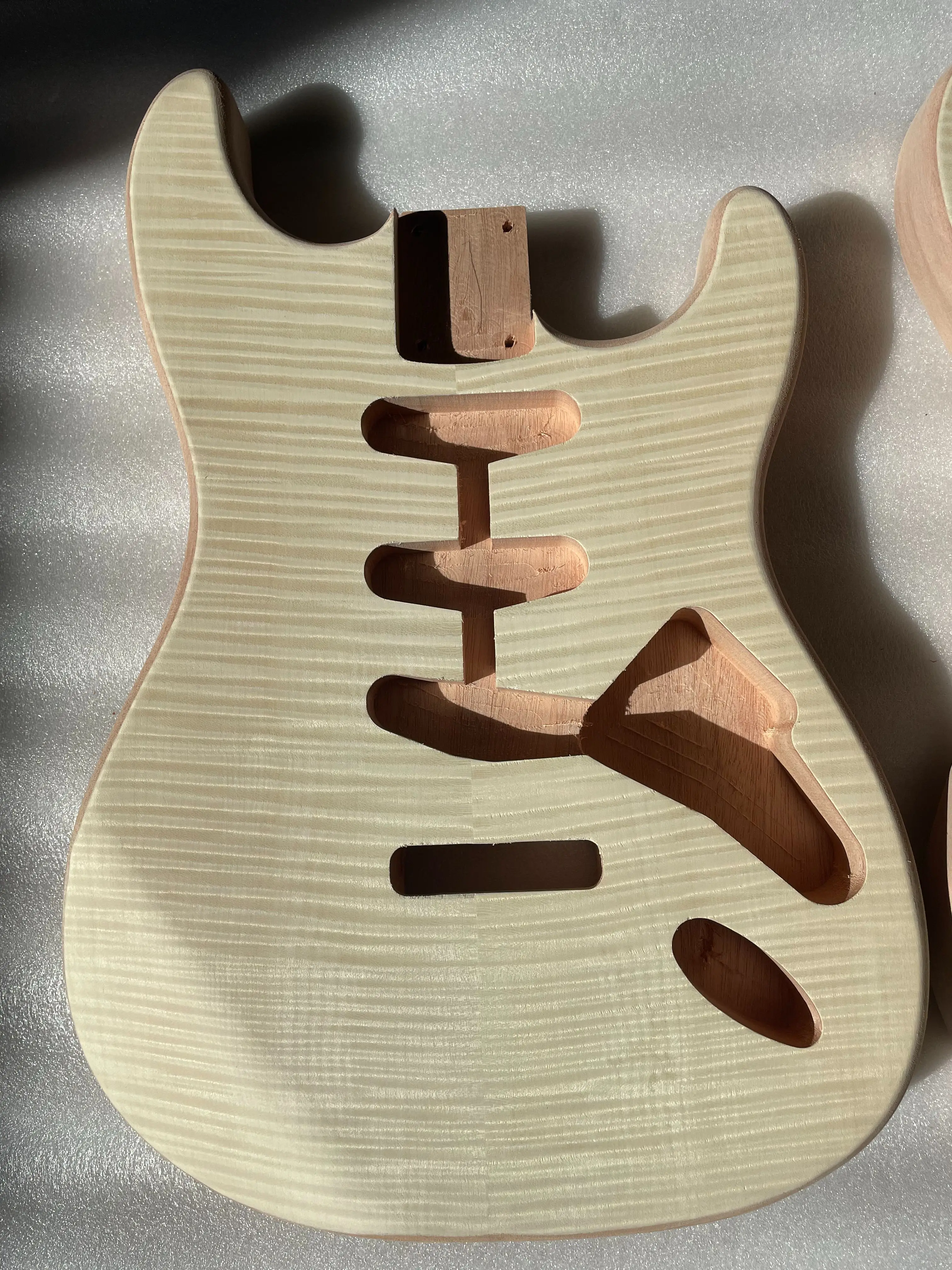 

Mahogany Wood Maple Veneer, Electric Guitar Body, Unfinished DIY Replacement, Barrel Part, 5.56cm Heel Width, New Arrival