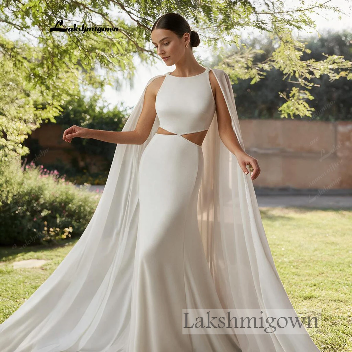 Minimalistisches Brautkleid aus Satin mit hohem Halsausschnitt, ausgeschnittenem Taillenbereich, Meerjungfrauen-Schnitt, abnehmbarem Chiffon-Umhang, offenem Rücken, Strandbrautkleid – Detail 7