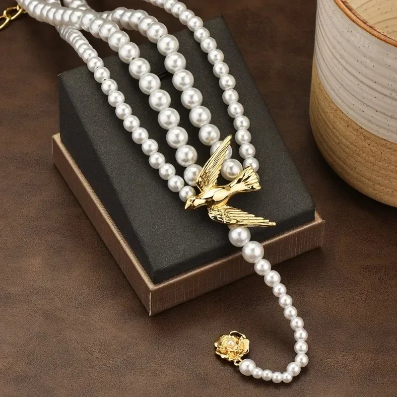 

This fashionable collarbone necklace is suitable for women to wear and pairs well with a high-end bird tassel necklace