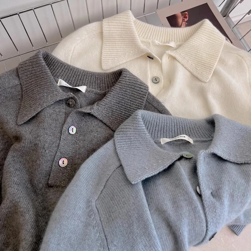 เสื้อสเวตเตอร์แคชเมียร์สีเทาสไตล์เรโทรสำหรับผู้หญิง เสื้อแจ็คเก็ตคอปกโปโลแบบสามกระดุม เสื้อถักสำหรับใส่เป็นเสื้อตัวในช่วงฤดูใบไม้ร่วง เสื้อท่อนบนให้ความอบอุ่น