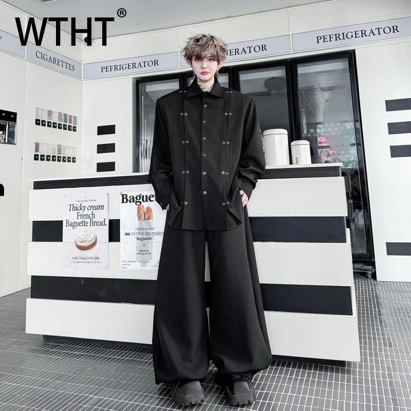 

WTHT модный осенний мужской костюм 2025 года, плиссированные рубашки с металлическими лацканами, повседневные однотонные прямые брюки, комплект мужских 2A1725